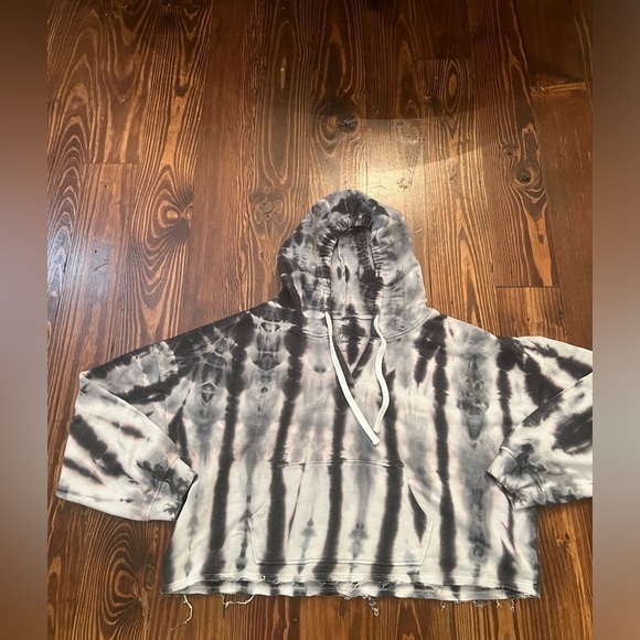 SO Cropped Sweatshirt Tie Dye Print Frayed Bottom SOFT - Picture 2 of 6